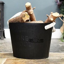 Kleiner schwarzer Holzkorb