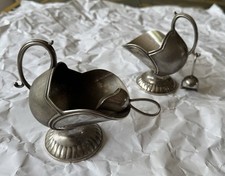 Alte Zuckerdose mit Löffel