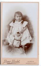Carte de Visite Foto - Kind Mit Puppe Bruno Riedel, Leipzig c. 1895 CDV