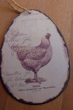 Huhn auf Ei Schild Metall mit aufgedrucktem Motiv in französischer Sprache