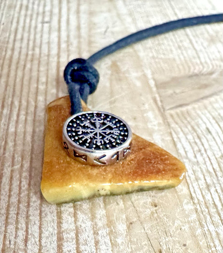 Bernstein vegvisir anhänger - bernstein,