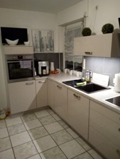 Küchenzeile (Hochglanz, Farbe Sand) mit Elektrogeräten zu verkaufen