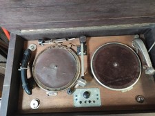 2 elektrische Grammophon 1 Aufnahmegerät inkl Schrank