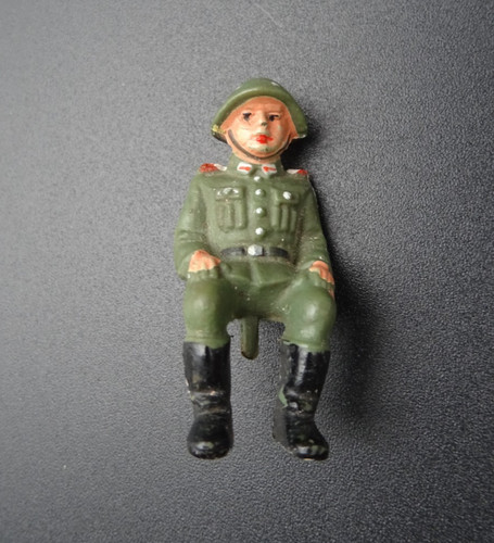 Ddr nva soldat sitzend figur - ddr,
