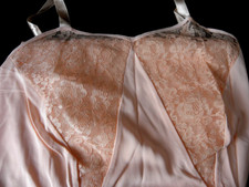Antikes Negligee zarte Spitze lachsrosa Charmeuse ca. Gr. 42