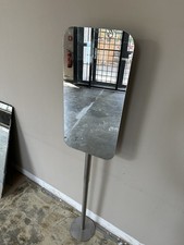 Spiegel mit Standfuß Designer