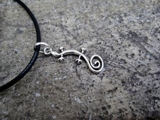 Kleiner Gecko Anhänger  Salamander Echse silberfarben Metall ca. 3 cm an Band