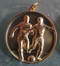 Medaille/ Emblem mit Oese /2 Fussball Spieler in 3D Relief- Goldfarben