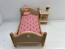 Puppenhaus Bett mit Nachttisch