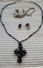 Kette, Brosche und Ohrringe