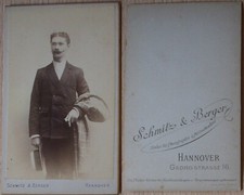 CdV ~1900 Hannover Junger Mann forscher Bart Mittelscheitel Kreissäge-Hut Stock
