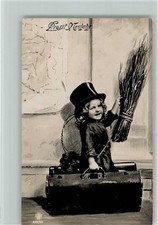 10167264 - Neujahr, Kleines Maedchen mit Koffer und Reisigbesen AK