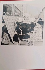 Süßes Baby sitzt auf