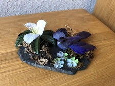 Deko blauer Vogel (echte Federn) auf Original Schiefer-Platte 15 x 11 cm
