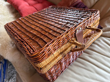 Picknickkorb aus Korbweide mit Tellern Tassen Besteck Metall Decke NEU unbenutzt