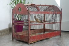 Alter uriger Vogelkäfig mit