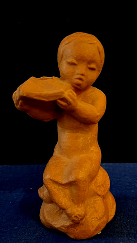 Keramifigur aus ton kind mit - aus,