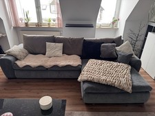 Graues Sofa mit Schlaffunktion