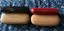 Konvolut Brillenetuis, 4 Stück, Synoptik, Speq, Holzlook, Leder