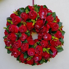 Türkranz mit roten Rosen aus