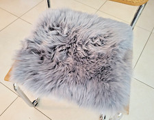 Sitzauflage aus echtem Schaffell Lammfell Farbe grau ca. 42cm x 42cm