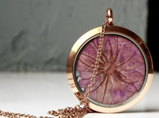 Kette Medaillon Blüte lila rosegold Edelstahl Natur Garten Blume Geschenk Frauen