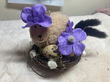 Kleines Schaf im Osternest aus