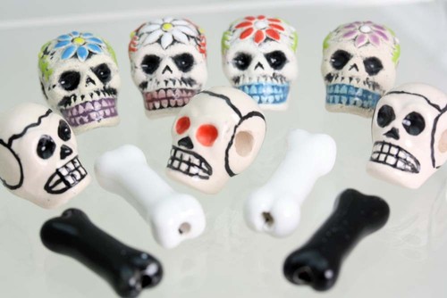 Totenkopf und knochen geformte - und,