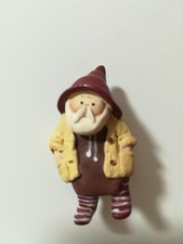 Gnomy's Diaries by Annekabouke--Anstecknadel 4 cm Wichtel-Opa mit Felljacke