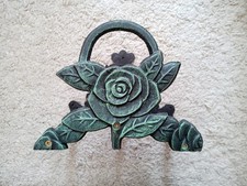 Schlauchhalter mit Rosenmotiv, Gusseisen , für innen und außen