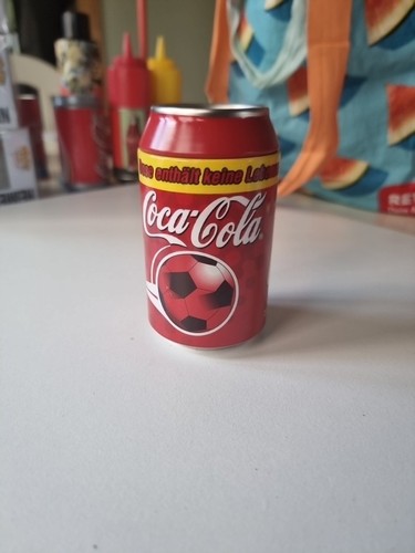 Coco cola dose mit fußball - dose,