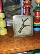 Alte Holzbox mit Relief