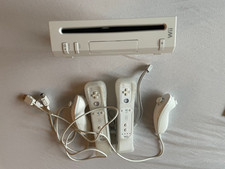 Nintendo Wii mit 2x Kontroller    aber Laufwerk defekt. Sonst i.O.