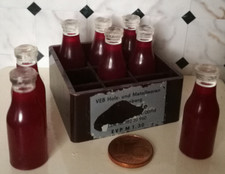 DDR Kaufladen Zubehör MINIATUR Getränke Kiste Kasten mit 8 Wein Flaschen Rotwein