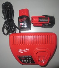 1 Milwaukee C 12 C Ladegerät für 12V Li-Ion Akkus und 2x M12 Akkus - Rot