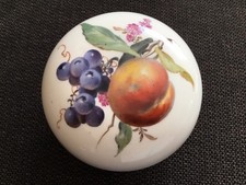 Meissen Deckeldose mit schöner Obstmalerei Blaubeeren & Pfirsich 1. Wahl ca9.5cm