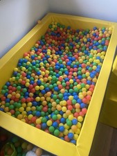 Bällebad mit bällen