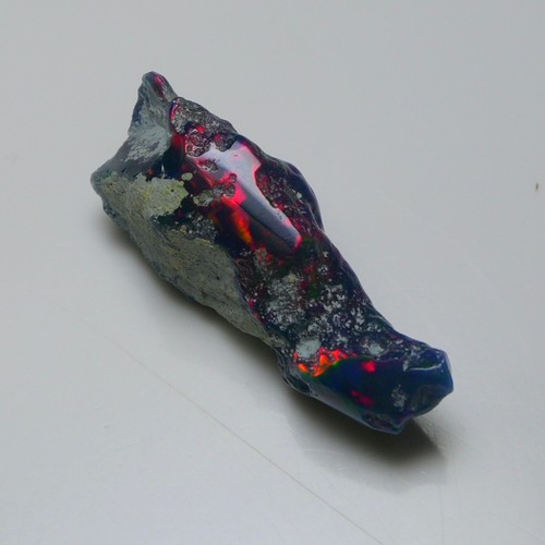 Schwarzer opal - schwarzer, in