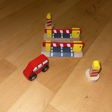 Bahnübergang Holzeisenbahn Mit Feuerwehrauto