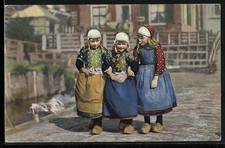 Ansichtskarte Drei holländische Mädchen in Tracht mit Holzschuhen 1913 