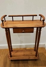 Weinregal, Beistelltisch aus