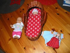 3 Püppchen in echtem Weidekörbchen