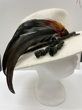 Breiter Damenhut mit Federn creme