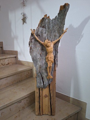 Kruzifix holz auf abgelagerter - holz,