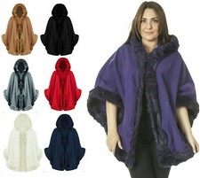 Damenponcho mit Kunstfellbesatz und Kapuze Wickel Cape Mantel Promi Cardigan UK