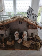 Weihnachtskrippe aus Holz/Beton/Gibs mit Figuren und 3 fach Beleuchtung 