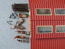 Schleich Pferdestall mit Zäunen, Futter, Pferde, Sattel, Reiter, etc.