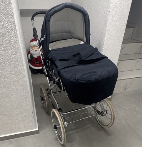 Klassischer retro kinderwagen - klassischer, retro-kinderwagen
