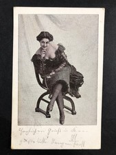 AK antike Erotik Postkarte - Mädchen mit tiefem Dekollete auf Stuhl - gel. 1900