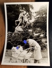 Frau Kind Kinderwagen vor Figur Kentaur und Nymphe  Berlin ca. 1960er Jahre Foto